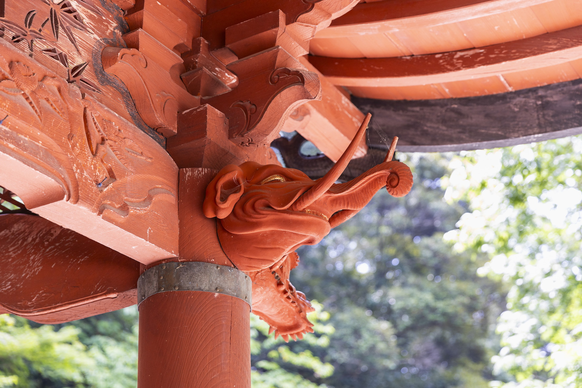 象が彫刻された孔子廟の柱。