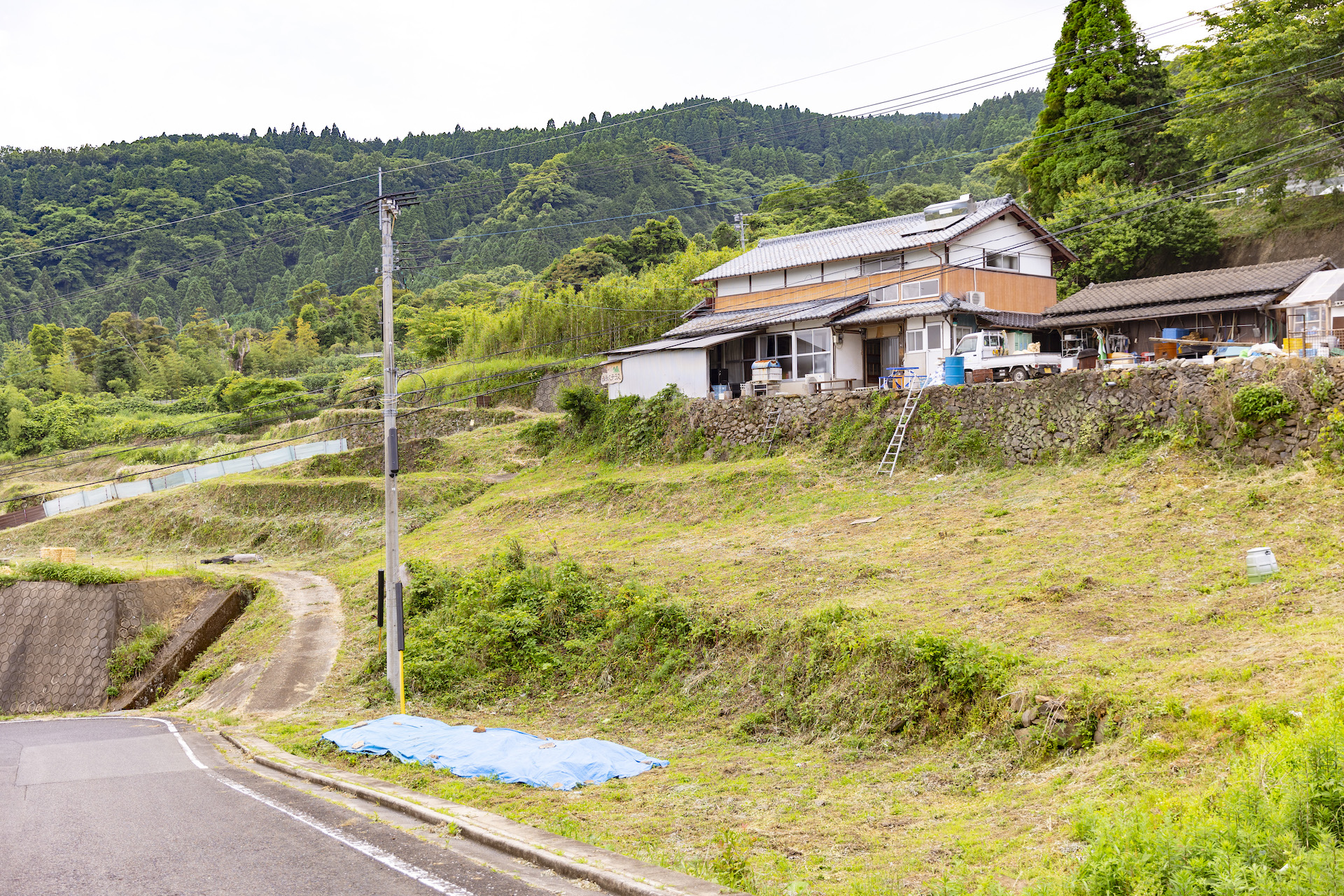 山のふもとにある西多久テラスの事務所と加工場。知人の家を借り、加工場を増築した。