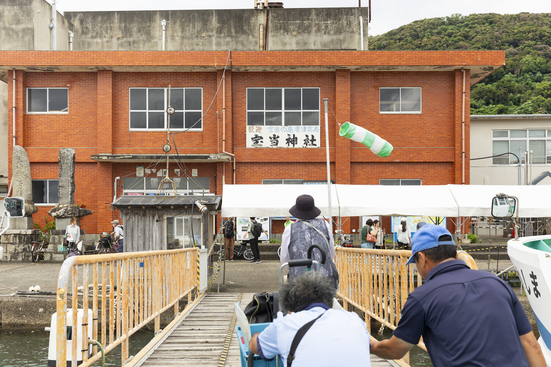 定期船を降りてすぐの光景。