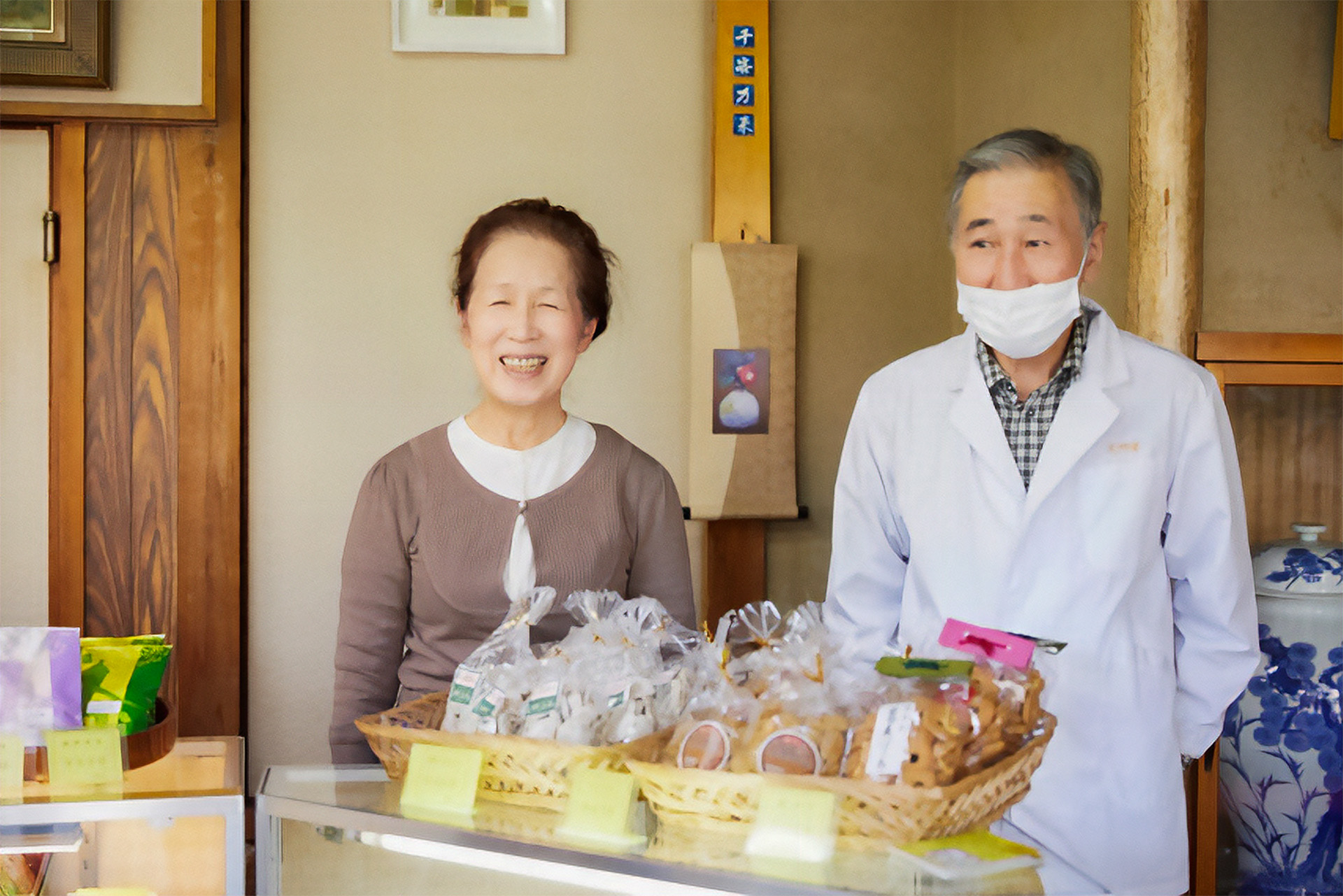 「大門おこし」が名物の和菓子屋・大門堂の久保夫妻 