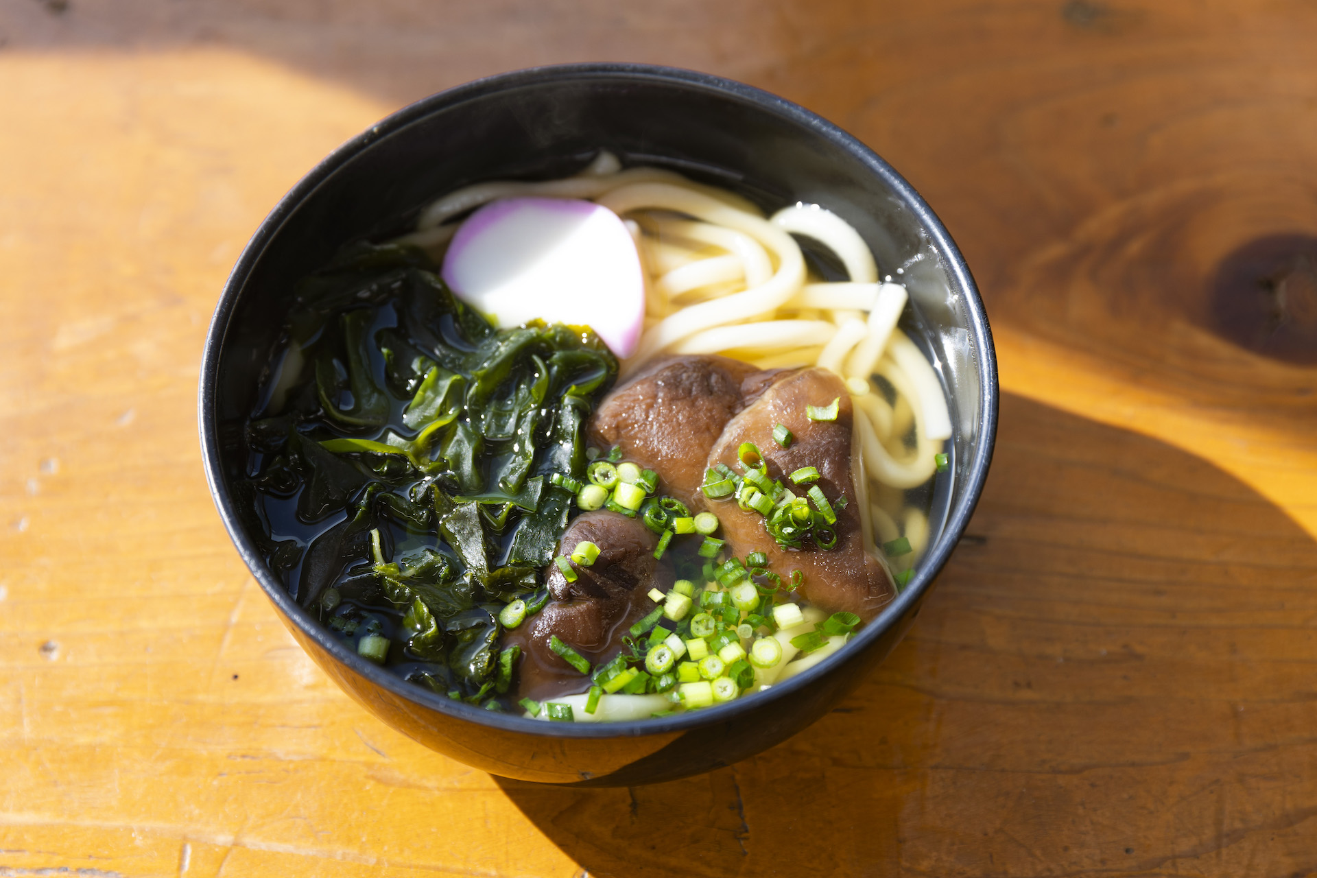 しいたけのうま煮が載ったしいたけうどん